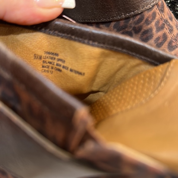 Never worn women’s Sofft choc leopard clog - Picture 13 of 15